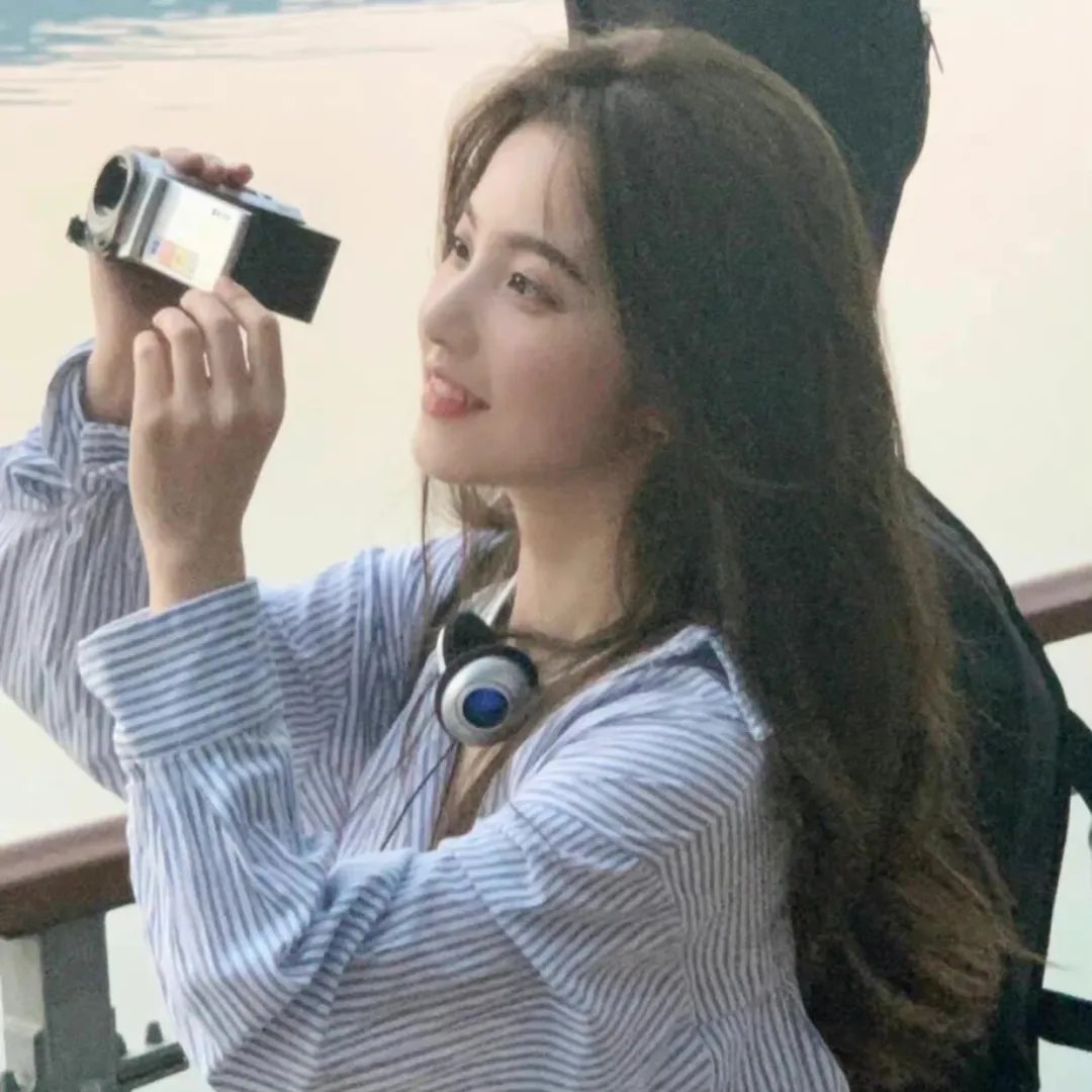 星光落在她身上